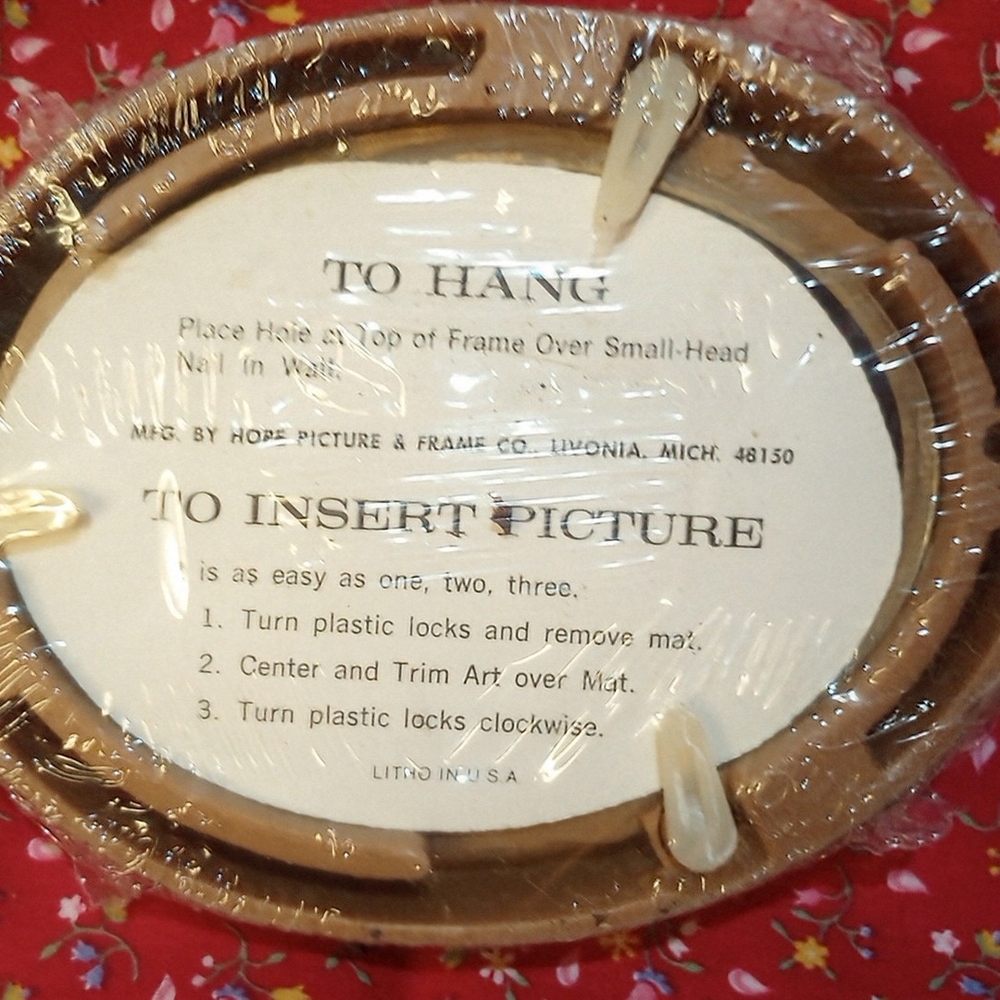 Rustic Brown Circular Picture Frame with Natural Texture